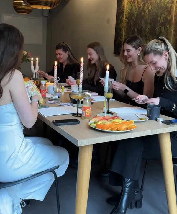 women laughing at a candlelit women who speak table in trondheim